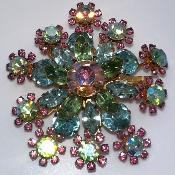 Vintage gold tone pastel pink green blue aurora borealis AB rhinestones brooch - Picture 2 of 8